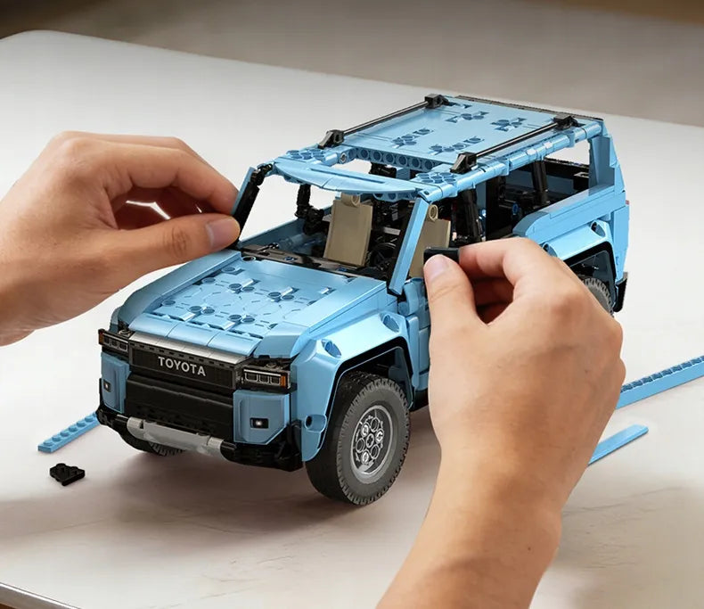 CaDA Toyota Land Cruiser Prado LC250 1:14 nuotoliniu būdu valdomas RC konstruktorius, 586 dalių