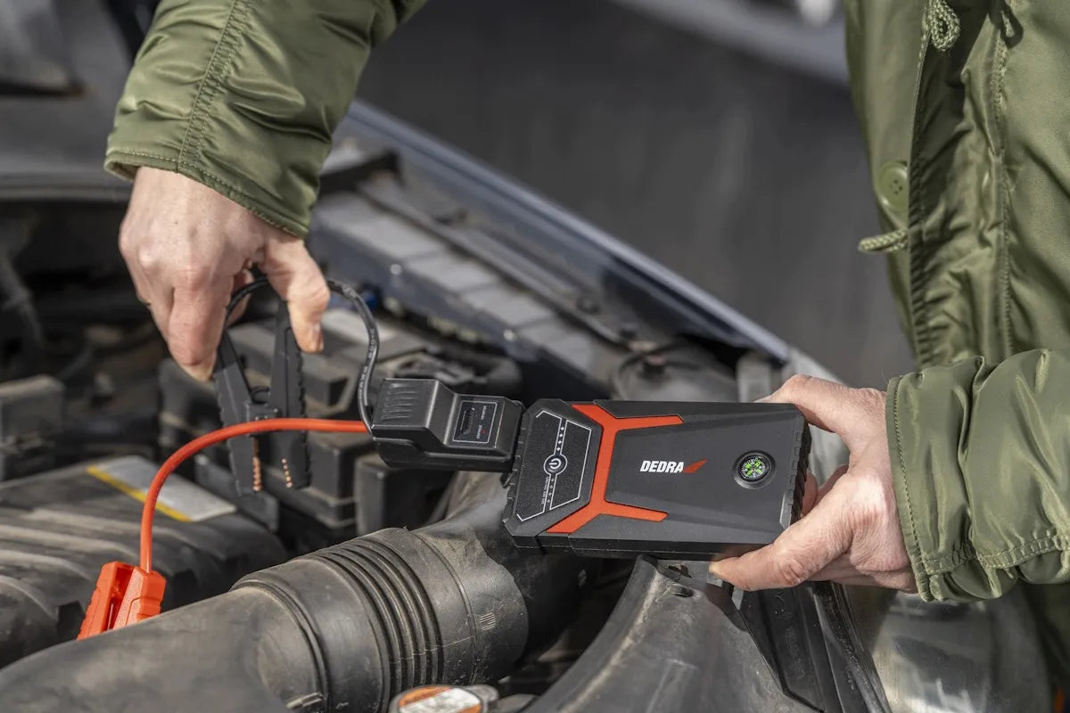 DEDRA DEPP0800 12 V 1200 A automobilio užvedimo įrenginys su žibintuvėliu