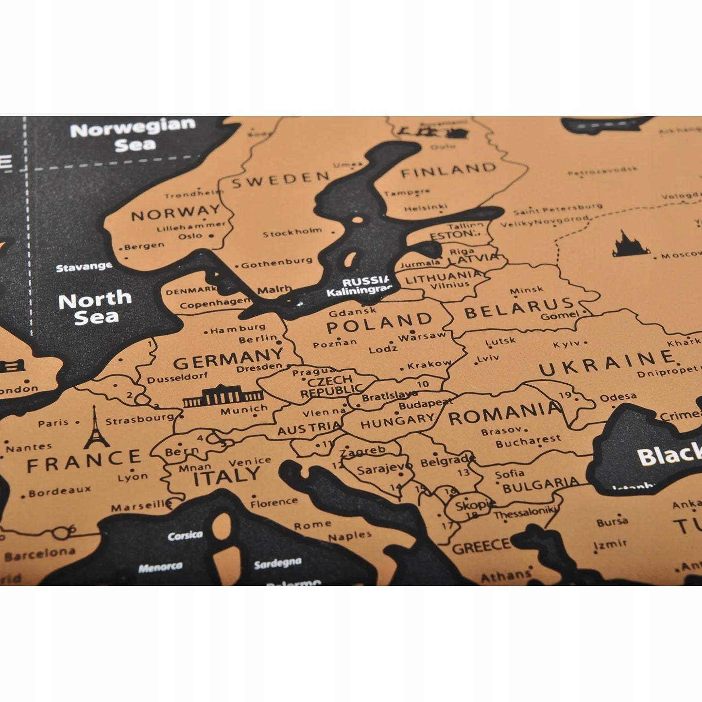 Dekoracinis pasaulio žemėlapis-nutrinamas sluoksnis tūbelėje su vėliavomis ir geografinėmis detalėmis