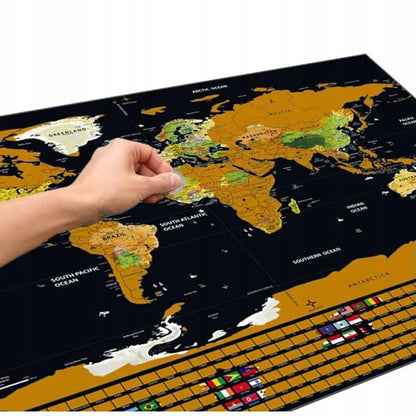 Dekoracinis pasaulio žemėlapis-nutrinamas sluoksnis tūbelėje su vėliavomis ir geografinėmis detalėmis