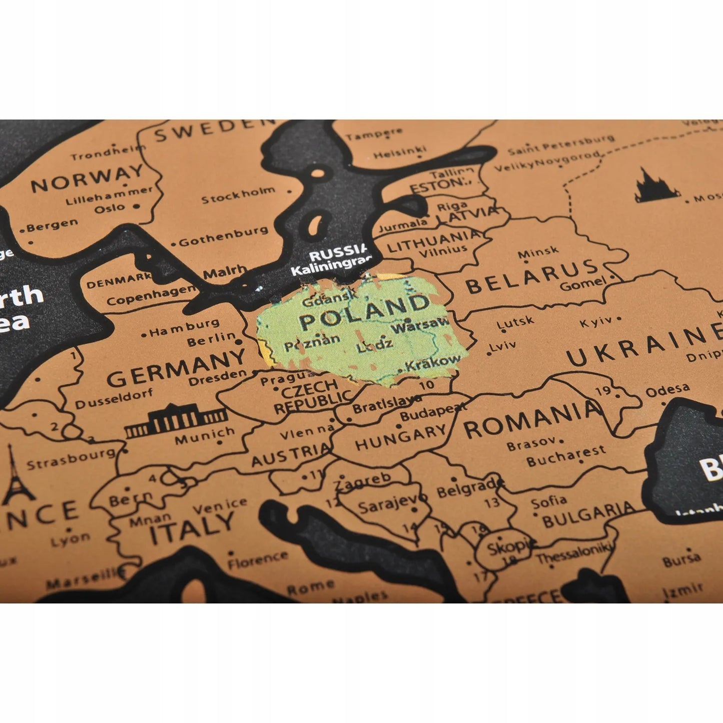 Dekoracinis pasaulio žemėlapis-nutrinamas sluoksnis tūbelėje su vėliavomis ir geografinėmis detalėmis