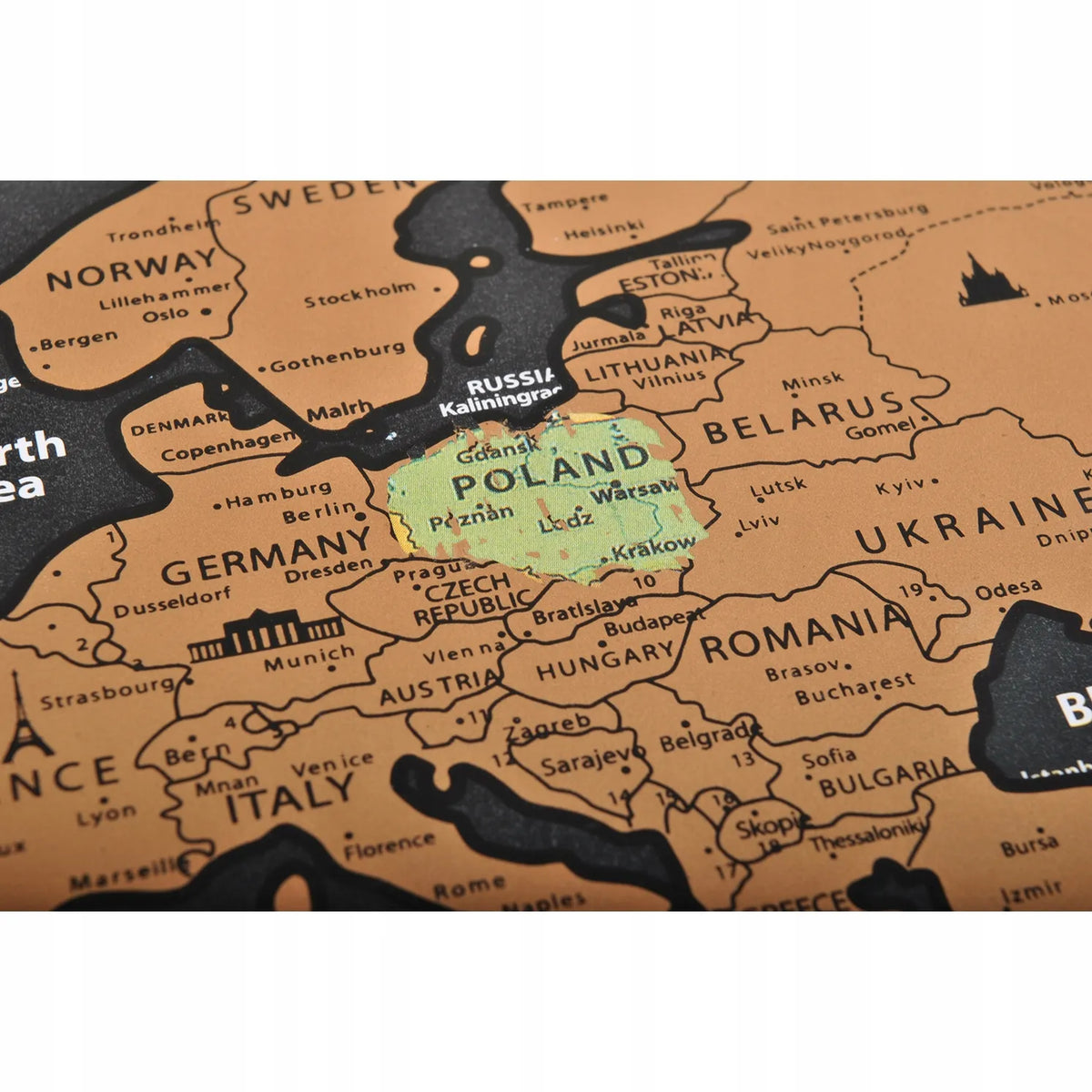 Dekoracinis pasaulio žemėlapis-nutrinamas sluoksnis tūbelėje su vėliavomis ir geografinėmis detalėmis