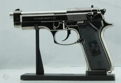 Dujinis žiebtuvėlis-pistoletas BERETTA M9 su stovu, chromuotas plienas