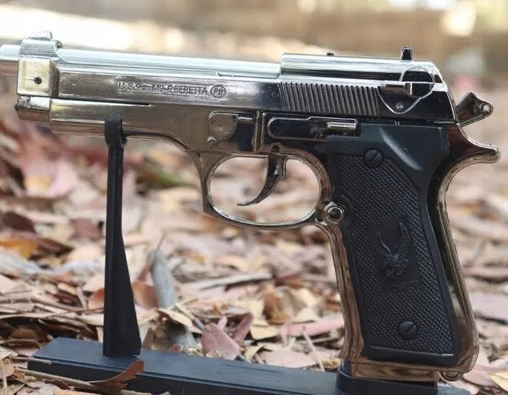 Dujinis žiebtuvėlis-pistoletas BERETTA M9 su stovu, chromuotas plienas
