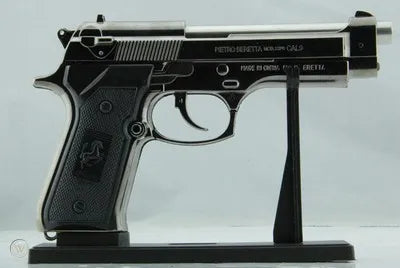 Dujinis žiebtuvėlis-pistoletas BERETTA M9 su stovu, chromuotas plienas