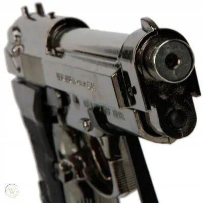 Dujinis žiebtuvėlis-pistoletas BERETTA M9 su stovu, chromuotas plienas