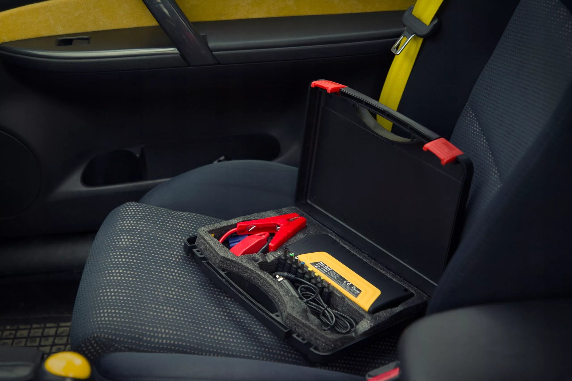 Jump Starter 12 800 mAh – Powerbank su žibintuvėliu, plaktuku ir kabeliais