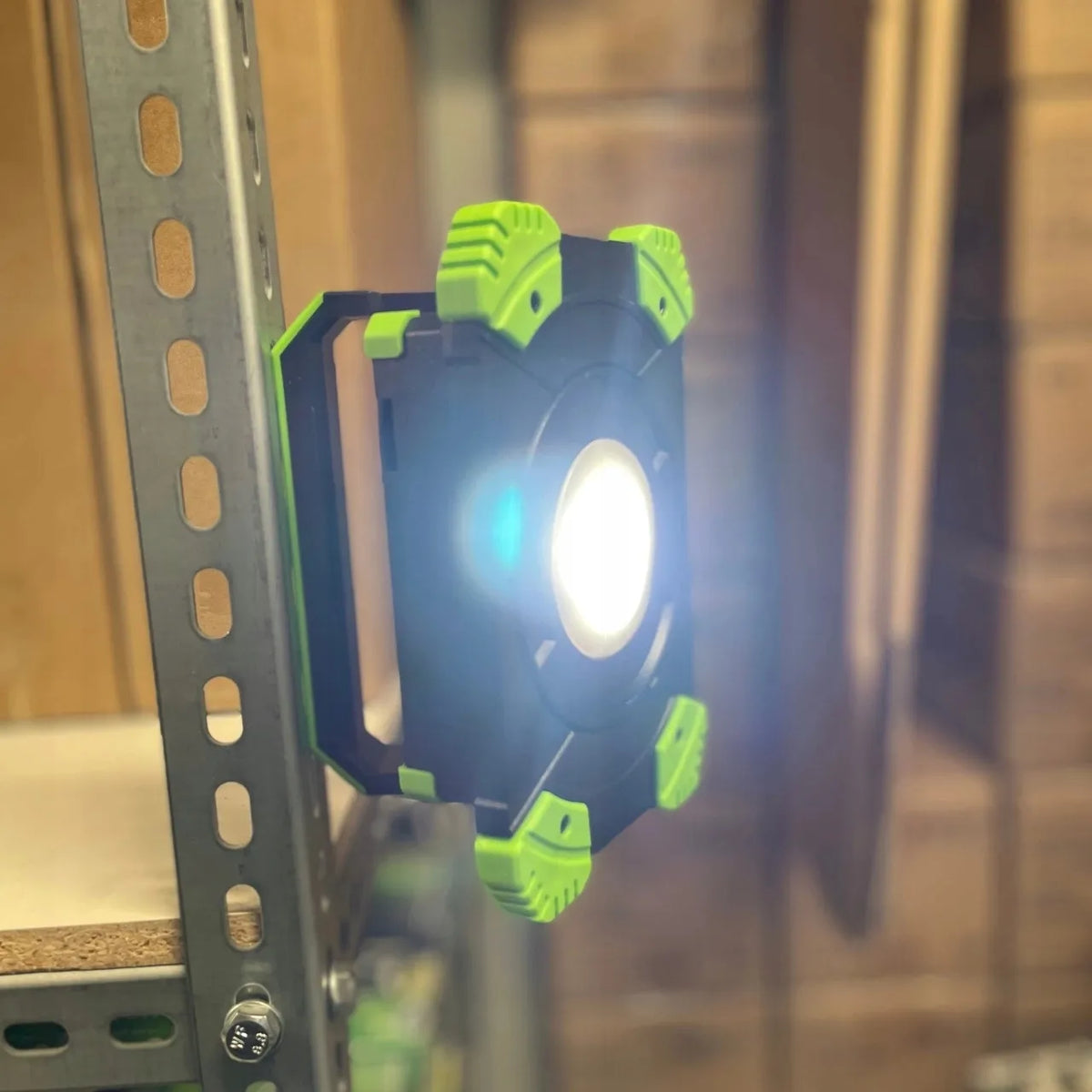 ECOLIGHT LED halogeninis darbo žibintas su akumuliatoriumi statybvietei, 20W, šalta balta šviesa 5000K