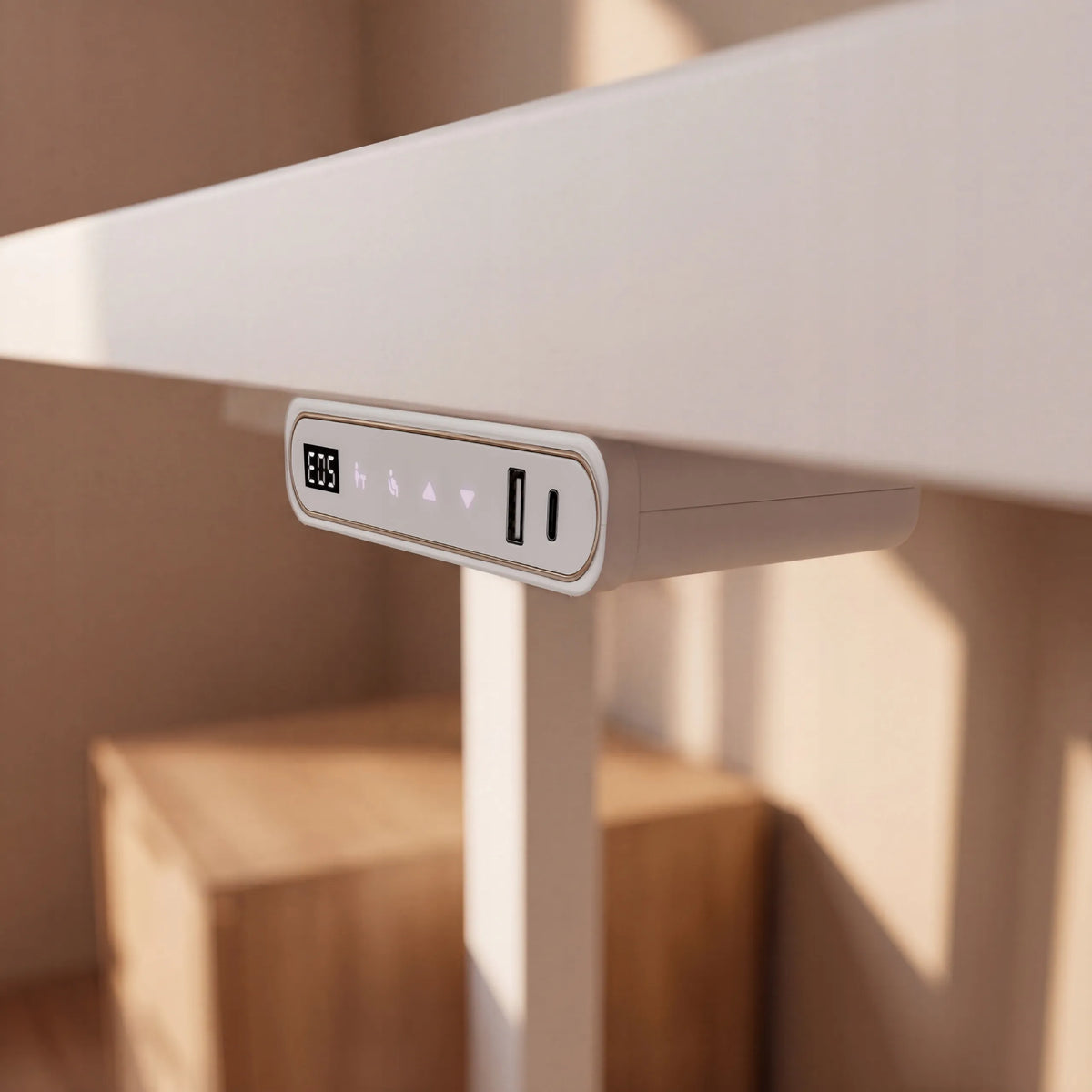 Elektrinis reguliuojamo aukščio stalas „Boste“ 120 × 60 cm su MDF stalviršiu ir greituoju įkrovimu