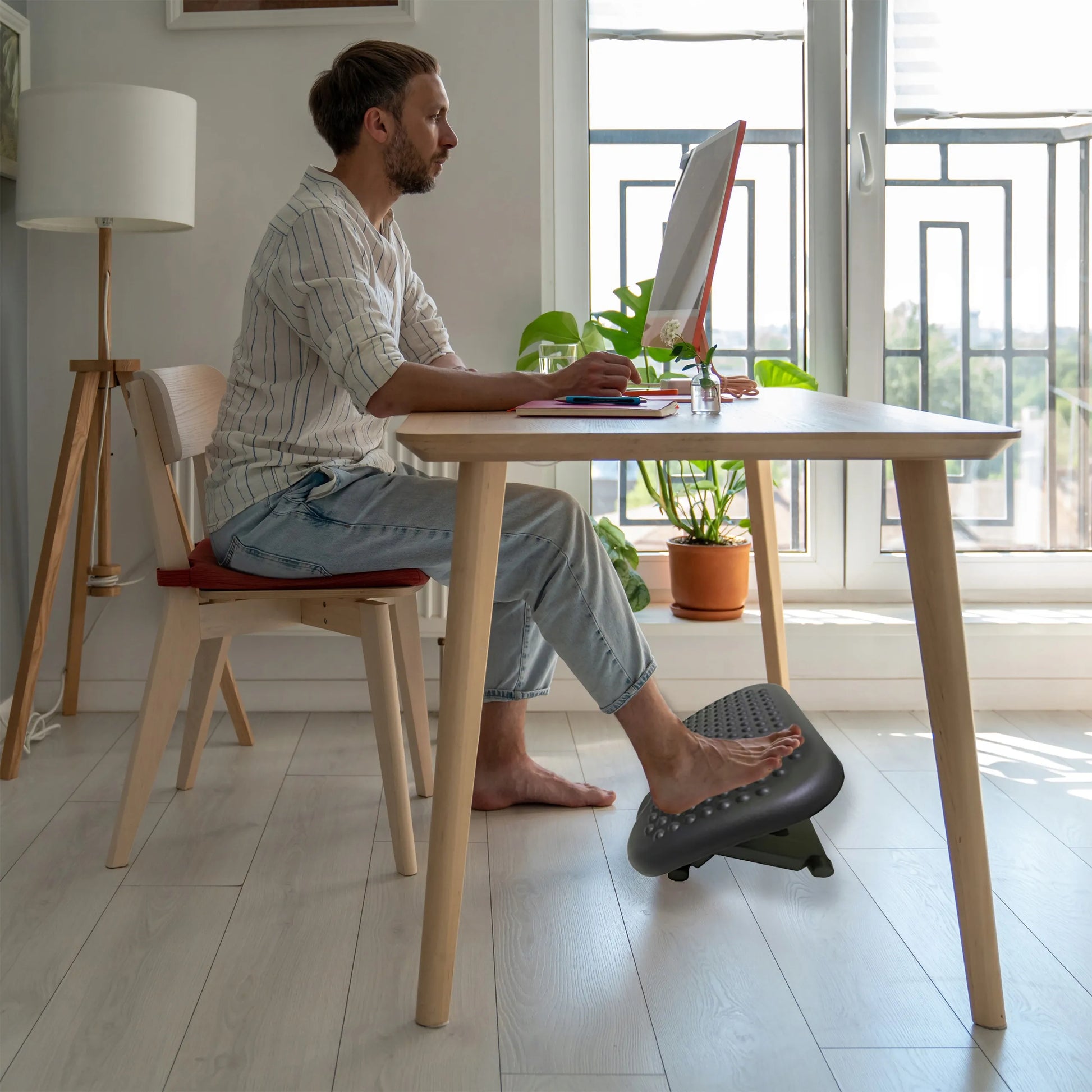 Ergonomiškas reguliuojamas biuro kojų atramos pagrindas XXL po stalu