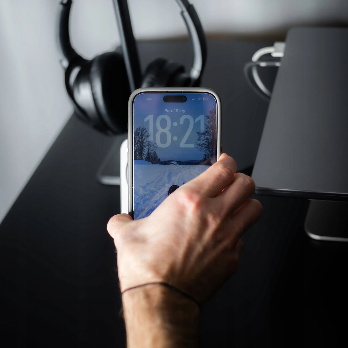 Greitas belaidis indukcinis „Spacecase“ „Qi2“ įkroviklis su „MagSafe“, skirtas „iPhone 16“, 17 ir 18