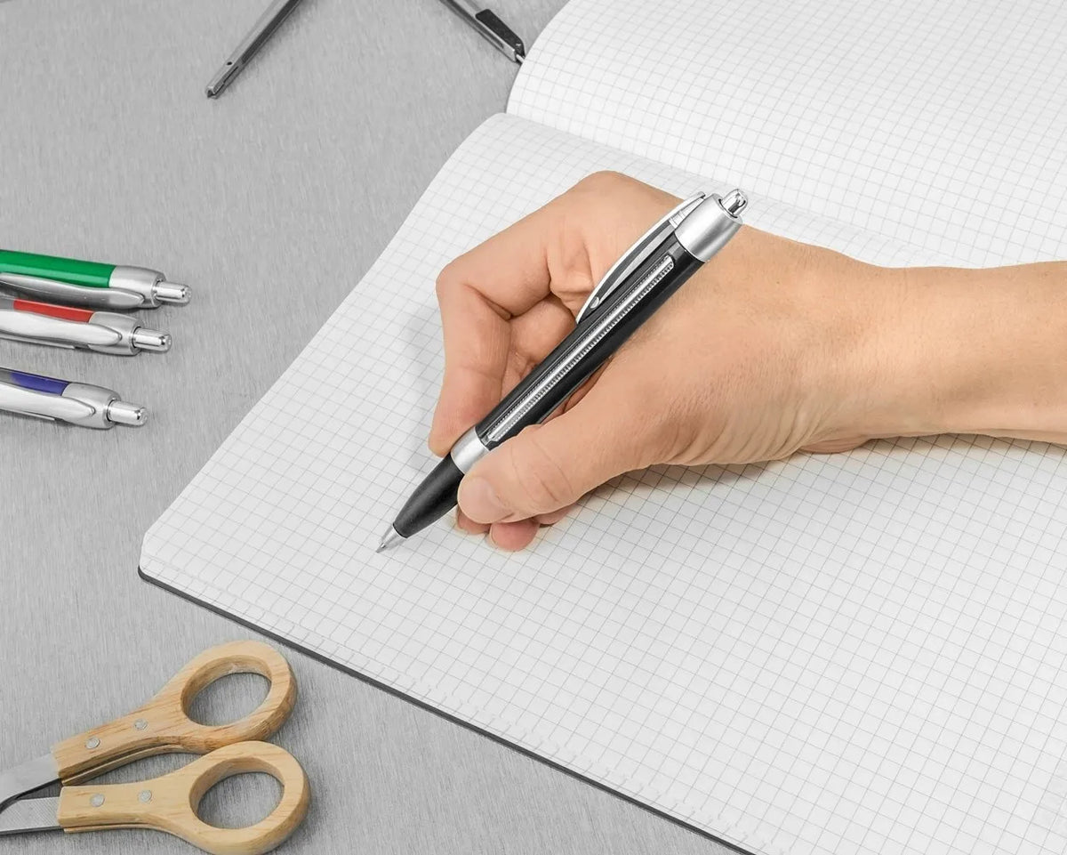 Juodas rašiklis su ištraukiama užrašų juostele – dovana mokiniui ar studentui