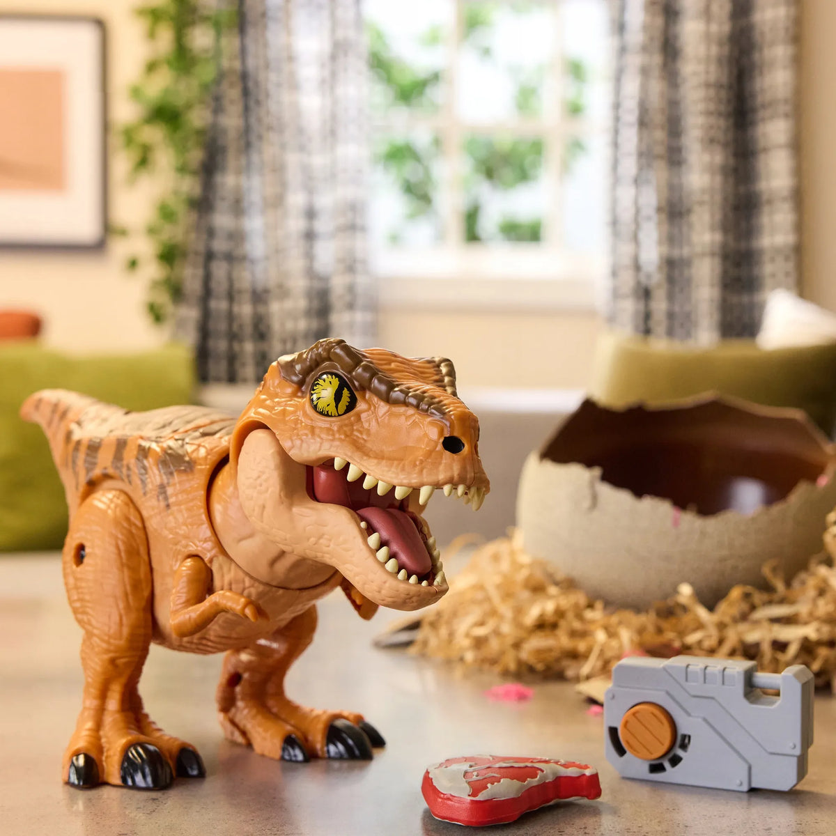 „Jurassic World Primal Hatch“ interaktyvus T-Rex dinozauras, išsiritantis iš kiaušinio