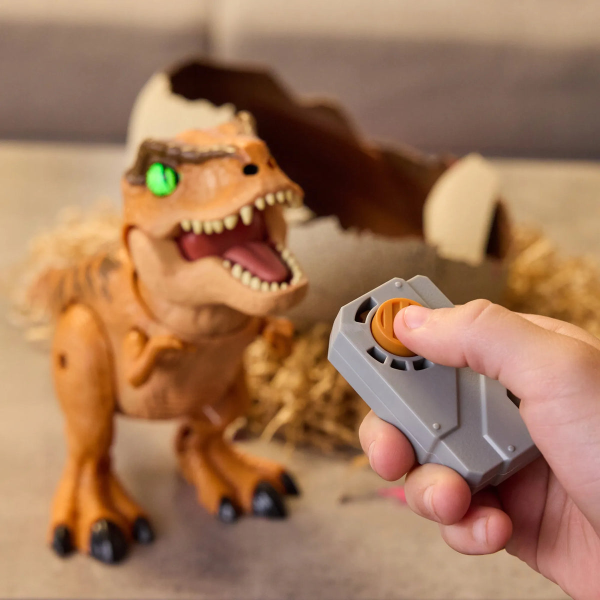 „Jurassic World Primal Hatch“ interaktyvus T-Rex dinozauras, išsiritantis iš kiaušinio