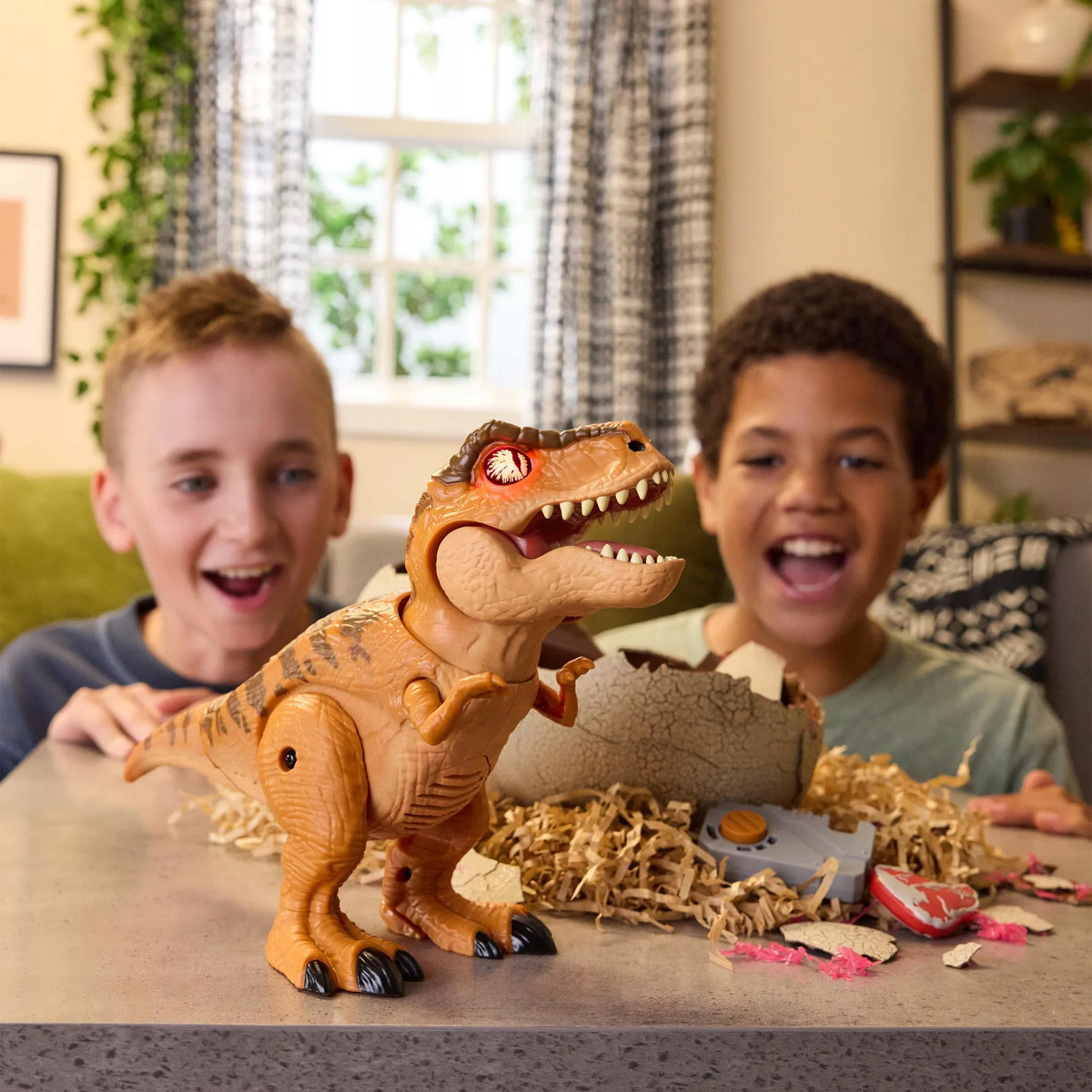 „Jurassic World Primal Hatch“ interaktyvus T-Rex dinozauras, išsiritantis iš kiaušinio