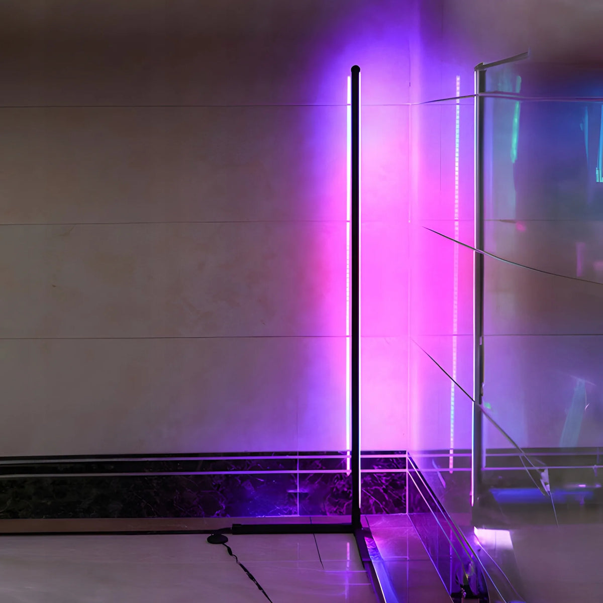 Kampinė pastatoma RGB LED grindų lempa RETOO su nuotolinio valdymo pulteliu, programėle ir muzikos jutikliu, 140 cm