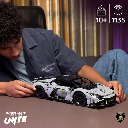 LEGO 42214 Technic „Lamborghini Revuelto“ sportinis automobilis