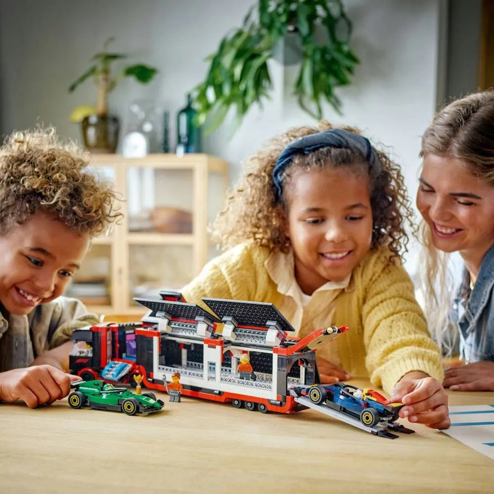 LEGO 60445 City F1 sunkvežimis su RB20 ir AMR24 F1 bolidais