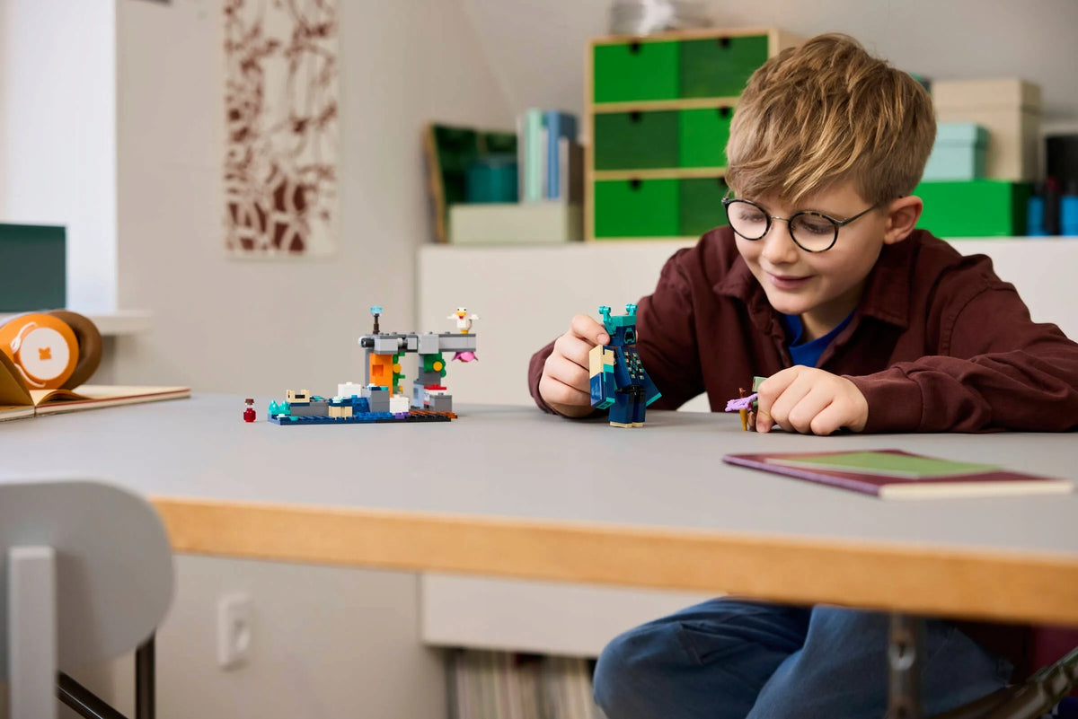 LEGO Minecraft Susitikimas su sargybiniu 21274 rinkinys vaikams nuo 7 metų