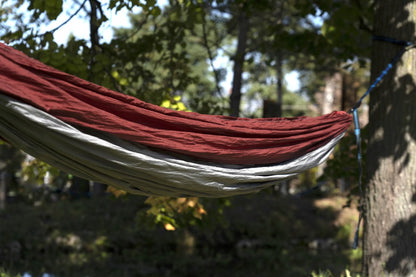 Lengvas turistinis hamakas pilkas su diržais ir karabinais bei dėklu POTENZA