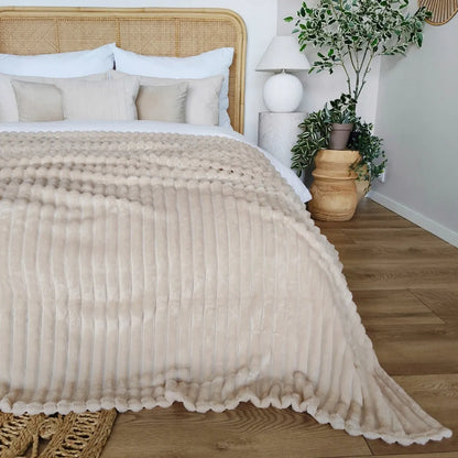 „Łóżkoholicy Nuvio“ mikropluošto pledas–užtiesalas su reljefinėmis juostomis, 160 × 200 cm, šviesiai smėlio spalvos