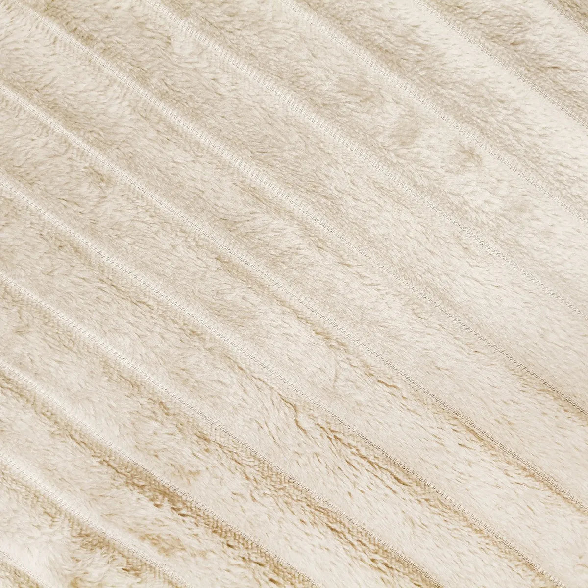 „Łóżkoholicy Nuvio“ mikropluošto pledas–užtiesalas su reljefinėmis juostomis, 160 × 200 cm, šviesiai smėlio spalvos