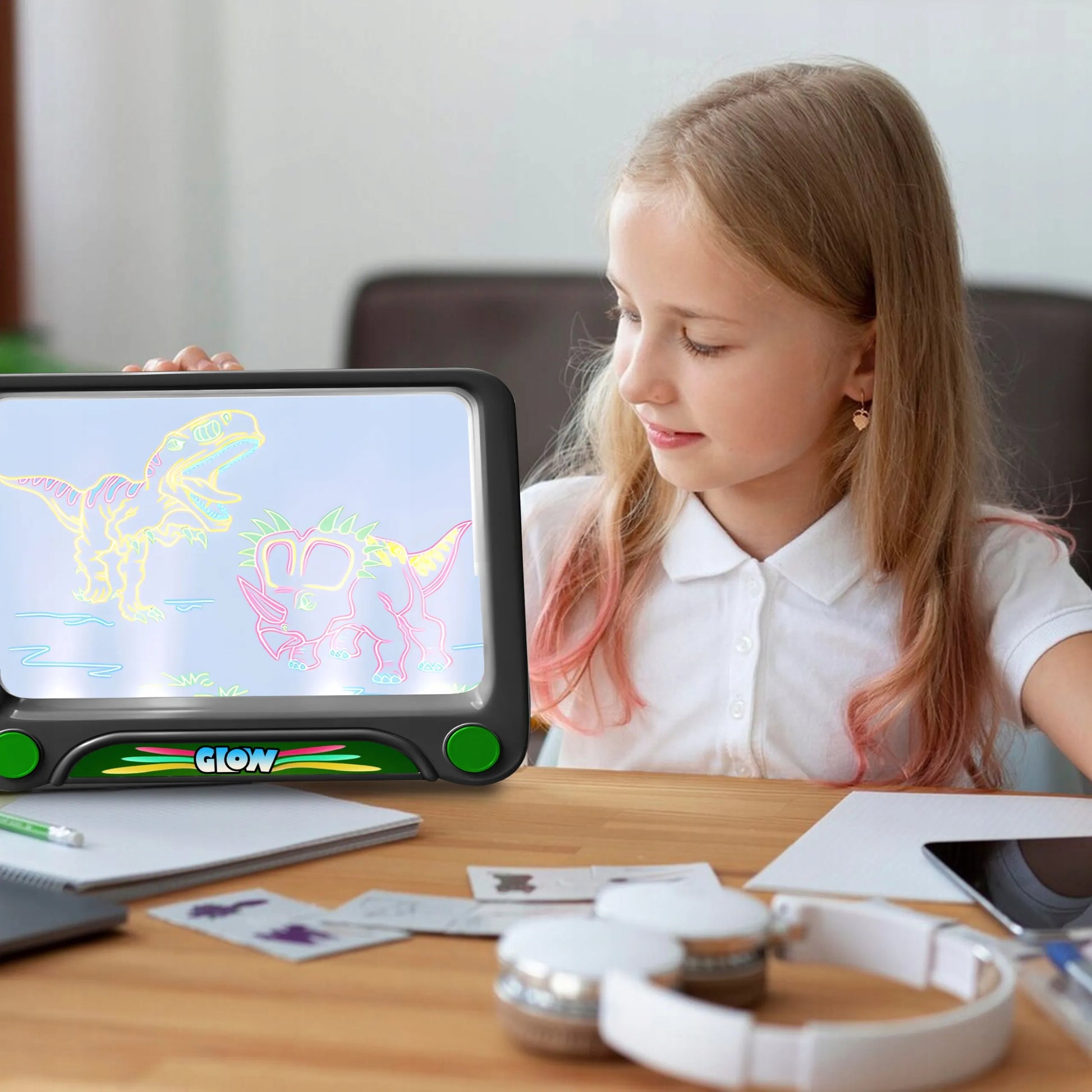 MAGIC 3D LED ŠVIEČIANTI PIEŠIMO LENTELĖ – PLANŠETĖ VAIKAMS SU MARKERIAIS