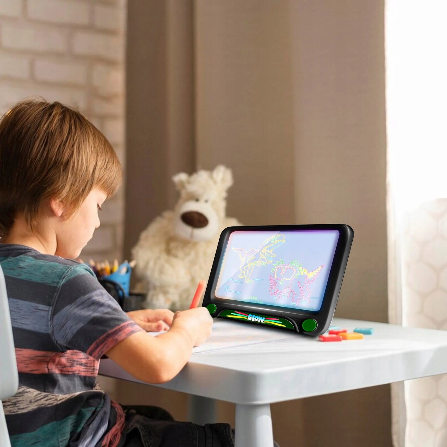 MAGIC 3D LED ŠVIEČIANTI PIEŠIMO LENTELĖ – PLANŠETĖ VAIKAMS SU MARKERIAIS