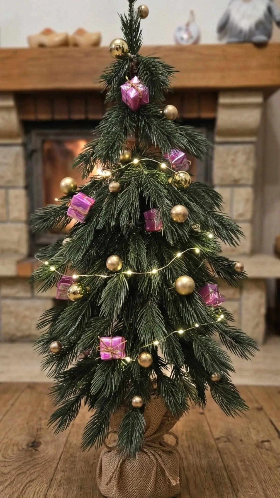 Maža dirbtinė eglutė LIMBA MINI, 60 cm, 100 % PE 3D, vazone su džiuto dekoru