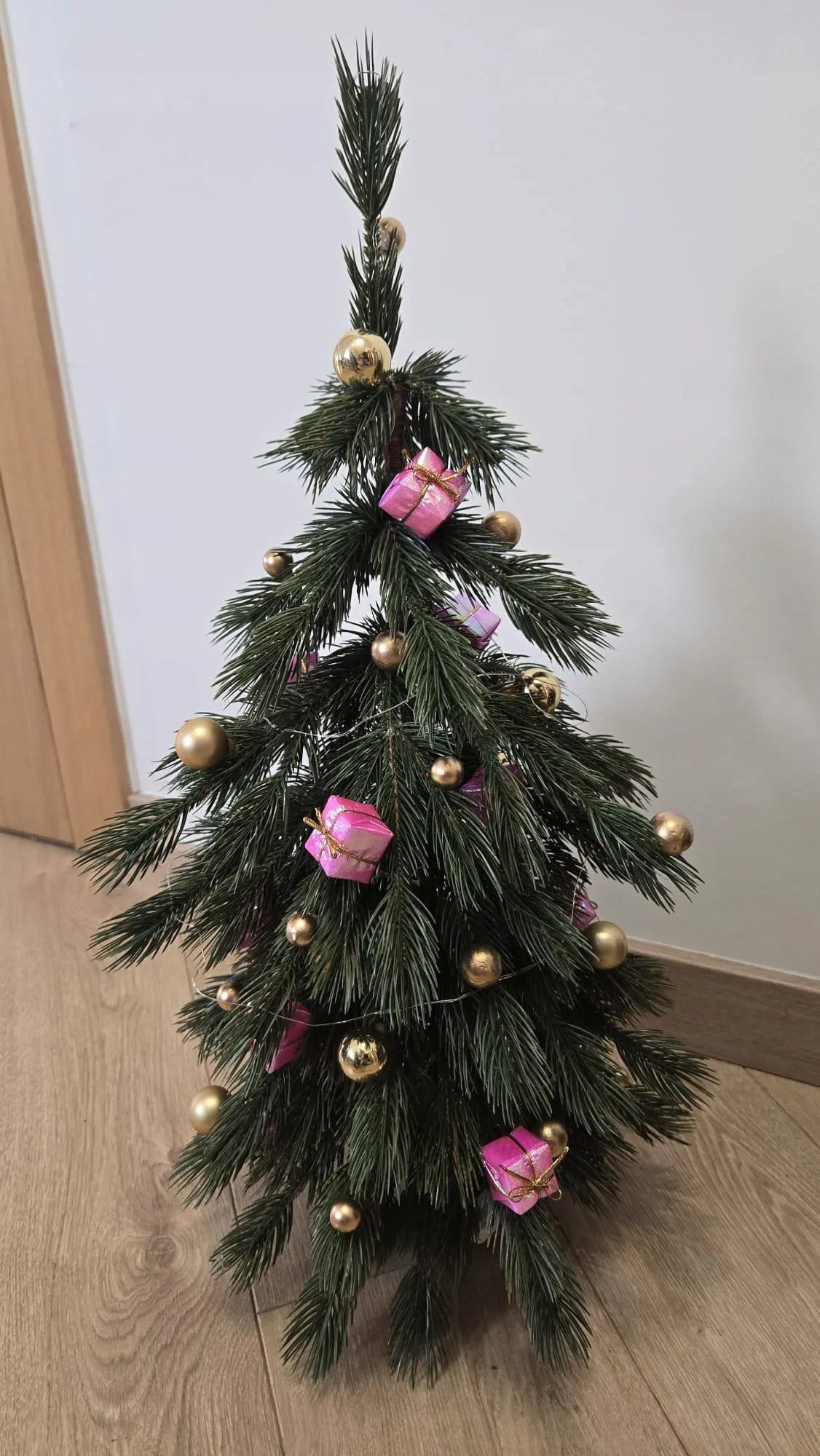 Maža dirbtinė eglutė LIMBA MINI, 60 cm, 100 % PE 3D, vazone su džiuto dekoru
