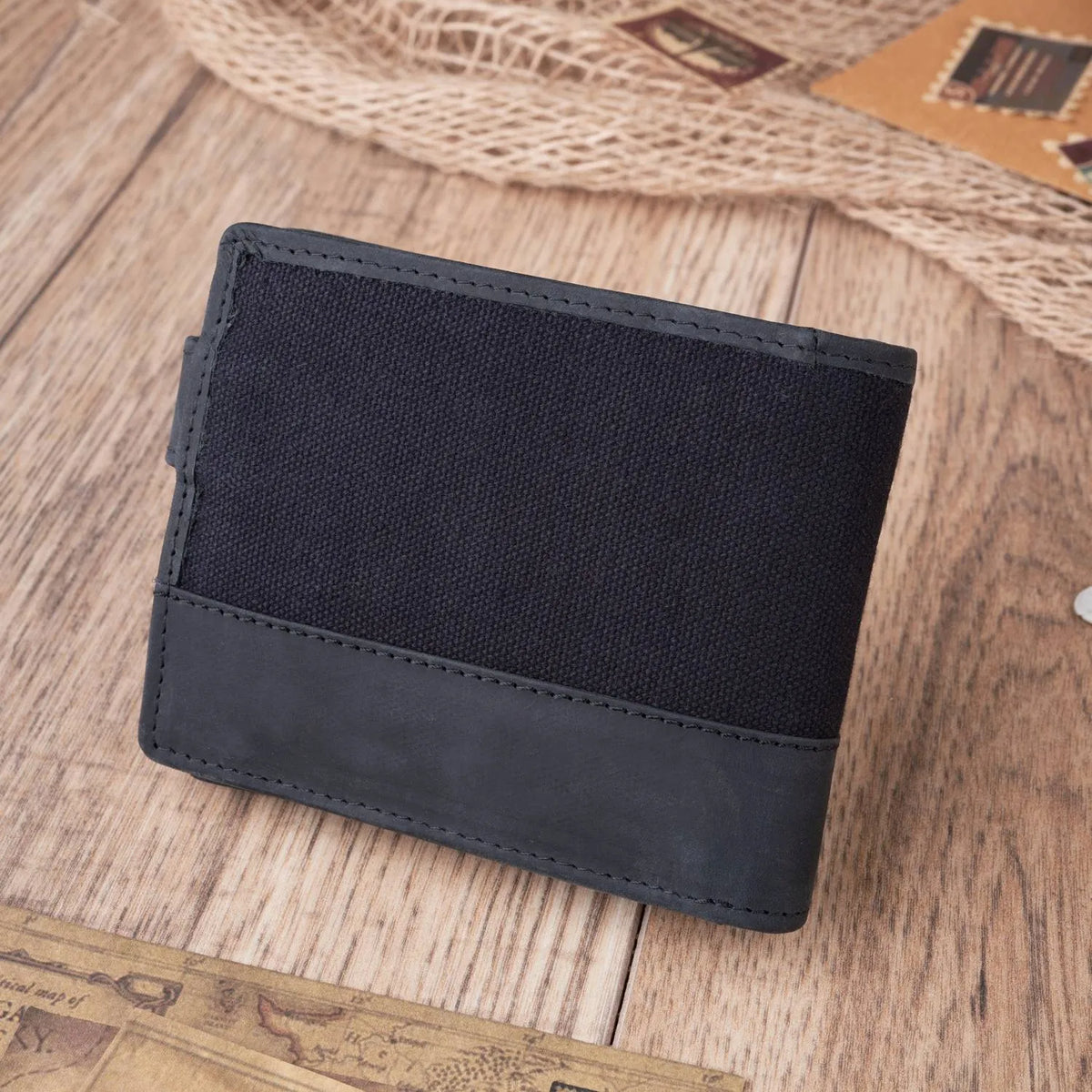 Mažas vyriškas vintažinio stiliaus juodas piniginė su atvartu, apsaugota RFID technologija, PAOLO PERUZZI
