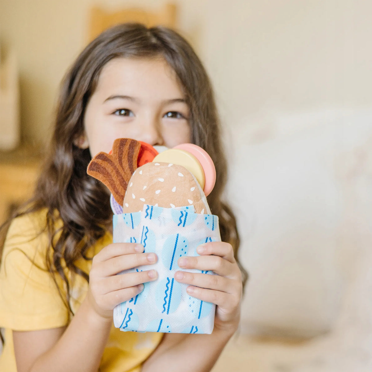 Medinis sumuštinių baras „Melissa & Doug“ – vaikų virtuvės ir restorano žaidimų rinkinys, 56 dalių