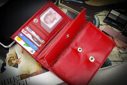Moteriška odinė piniginė Gracio raudona talpi RFID kortelėms dokumentams su užspaudžiamu užsegimu