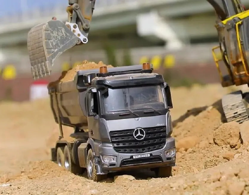 Nuotoliniu būdu valdoma metalinė savivartė „Mercedes Arocs“, 1:20 mastelis