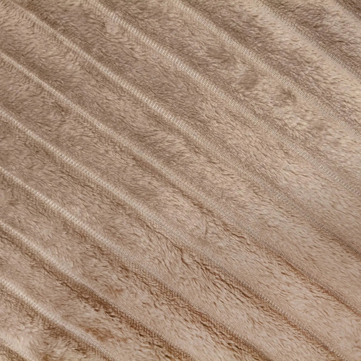 „Nuvio“ mikropluošto pledas ir lovos užtiesalas su reljefinėmis juostomis, 160 × 200 cm, smėlio spalvos