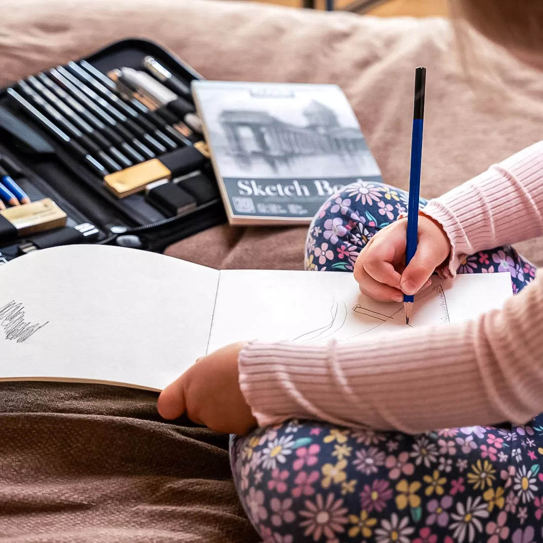 Profesionalus piešimo ir eskizavimo rinkinys 42 viename – pieštukai, dėklas, eskizų sąsiuvinis