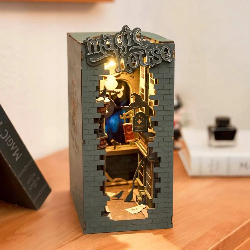 „Robotime“ medinis 3D modelis „Magiškas namelis“ – surenkamas „Book Nook“ rinkinys, dovana