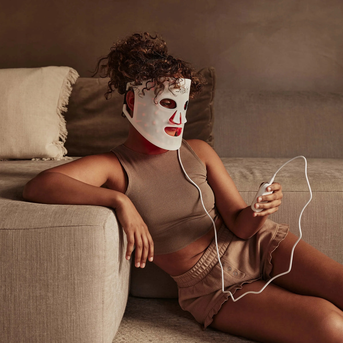 „Silk’n Facial LED Mask 100“ veido LED kaukė fotoninei odos priežiūrai, 4 spalvos
