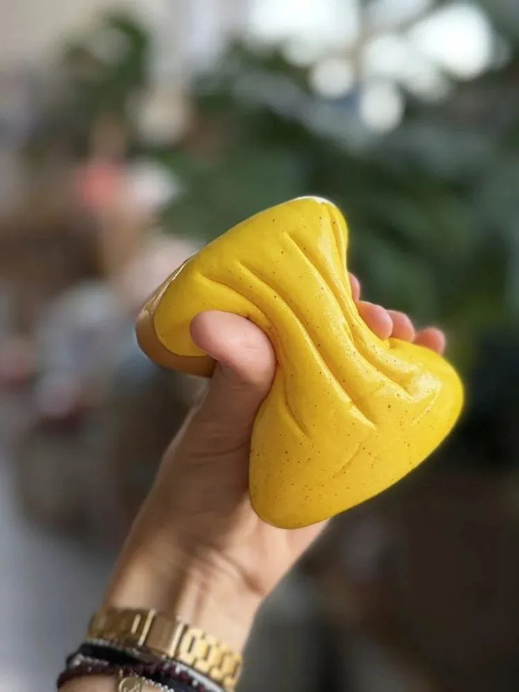 Skrebučio su sūriu formos antistresinis „Squishy“ sensorinis žaislas
