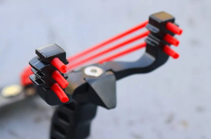 Slingshot tolimojo nuotolio meškeriotojo laidynė su lazeriu ir žibintuvėliu