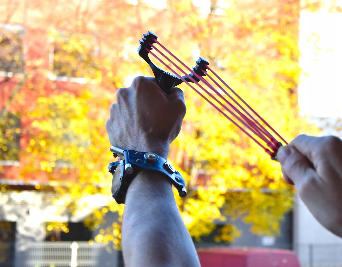 Slingshot tolimojo nuotolio meškeriotojo laidynė su lazeriu ir žibintuvėliu