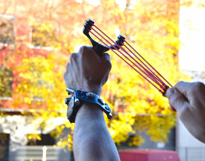 Slingshot tolimojo nuotolio meškeriotojo laidynė su lazeriu ir žibintuvėliu