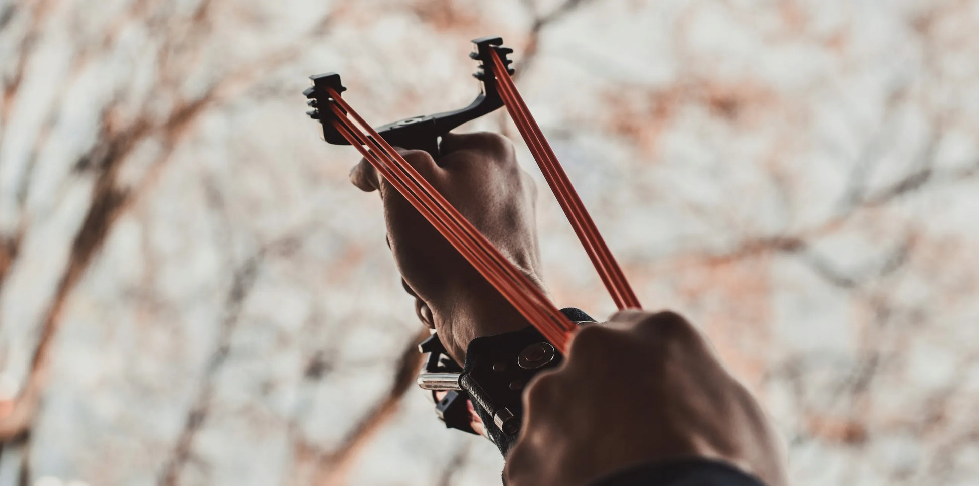 Slingshot tolimojo nuotolio meškeriotojo laidynė su lazeriu ir žibintuvėliu