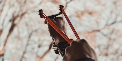 Slingshot tolimojo nuotolio meškeriotojo laidynė su lazeriu ir žibintuvėliu