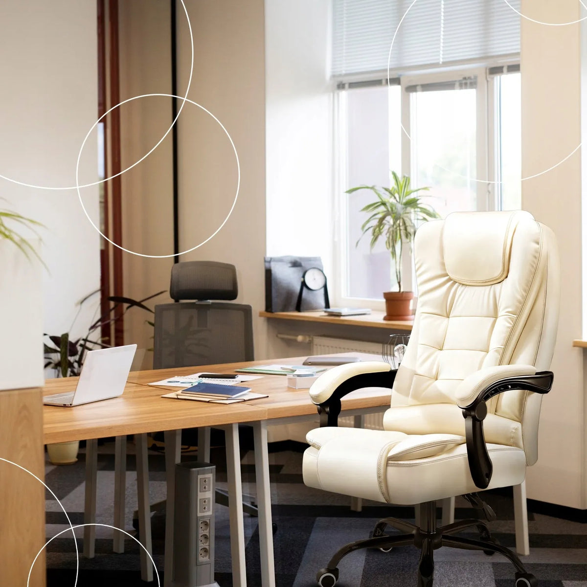 Smėlio spalvos pasukama biuro kėdė su kojų atrama