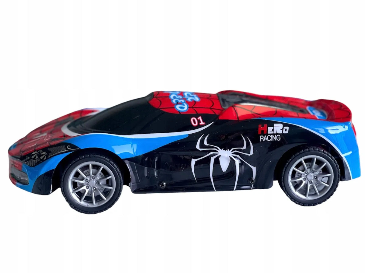 „Spider“ sportinis automobilis „Avengers“, nuotoliniu būdu valdomas, su šviesomis