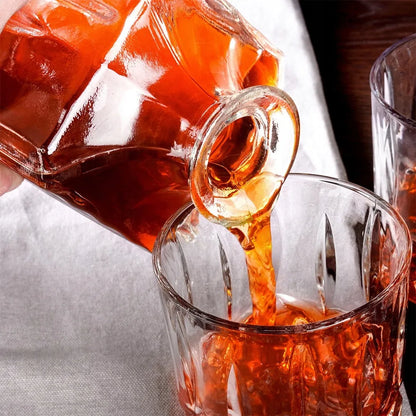 Vilde dovanų rinkinys: viskio karafa su kamščiu ir 4 taurės, 0,9 l