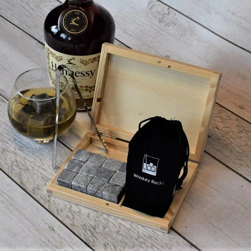 Whisky Stones dovanų rinkinys su viskio akmenukais medinėje dėžutėje