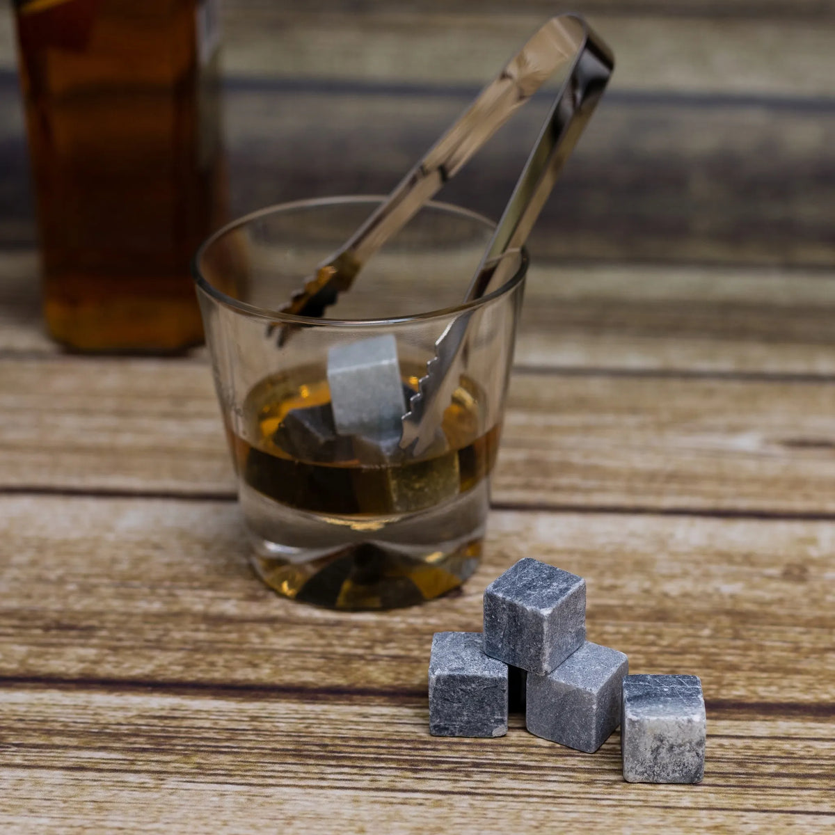 Whisky Stones dovanų rinkinys su viskio akmenukais medinėje dėžutėje