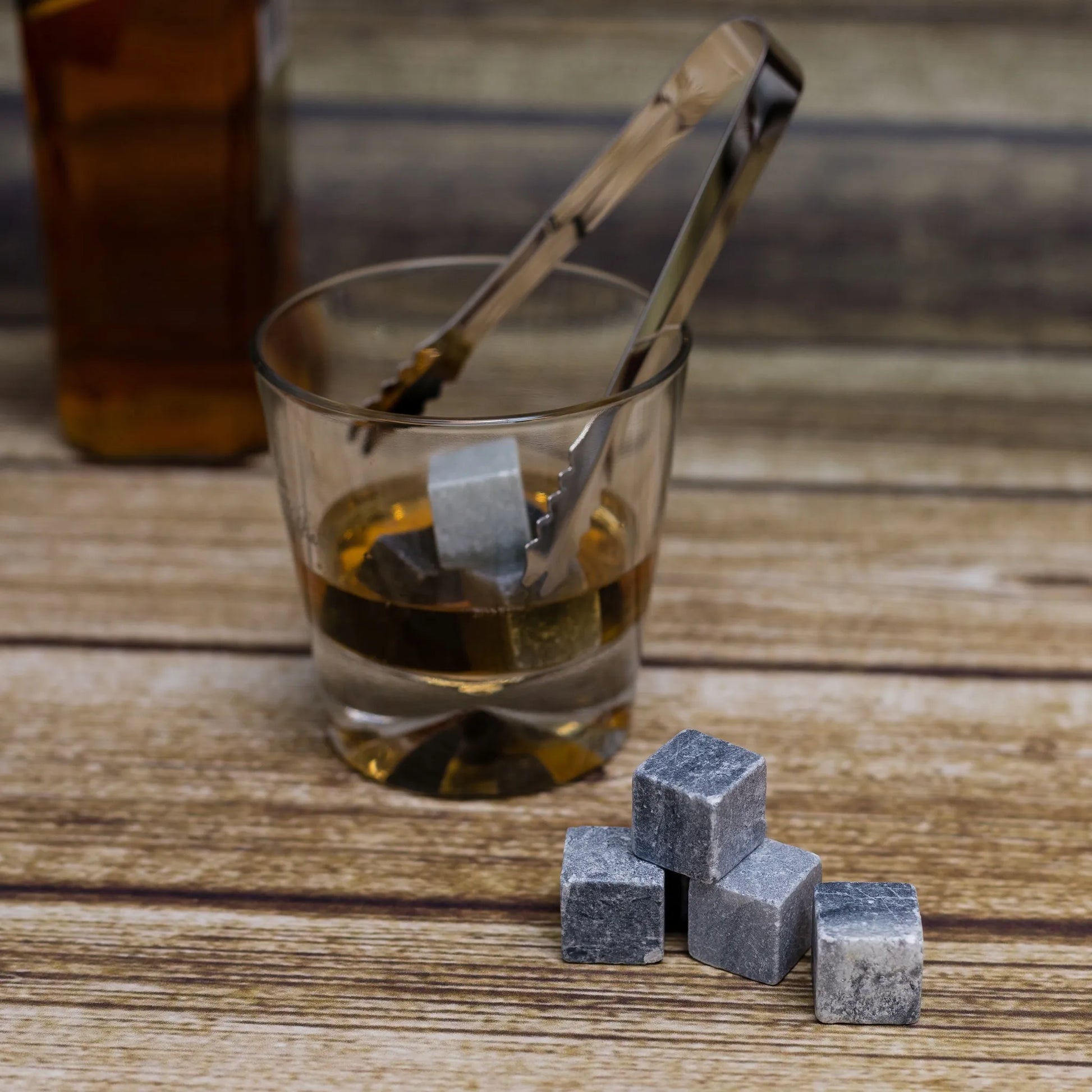 Whisky Stones dovanų rinkinys su viskio akmenukais medinėje dėžutėje